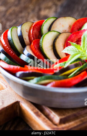 Ratatouille, geschmortes Gemüsegericht mit Tomaten, Zucchini, Auberginen vor dem Kochen Stockfoto