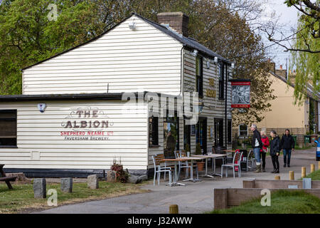 Passanten Blick auf die Speisekarte von The Albion, ein Shepherd Neame Pub im vorderen Brent auf Faversham Creek Faversham, Kent, UK Stockfoto