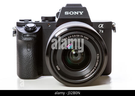 Sony Alpha a7 II spiegellose digitale Kameragehäuse und Objektiv. Mit Vollformat-24MP Vollformat-CMOS-sensor Stockfoto