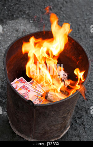 Chinesische Joss Papier brennen in Flammen Stockfoto