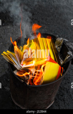 Chinesische Joss Papier brennen in Flammen Stockfoto