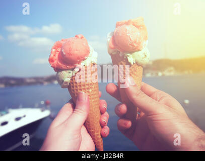 Junges Paar halten Eis beim Sonnenuntergang. Stockfoto