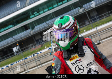 Ryan Ratcliffe immer aus seinem Auto bei einem Boxenstopp Fahrerwechsel auf dem Rockingham Speedway während British GT Stockfoto