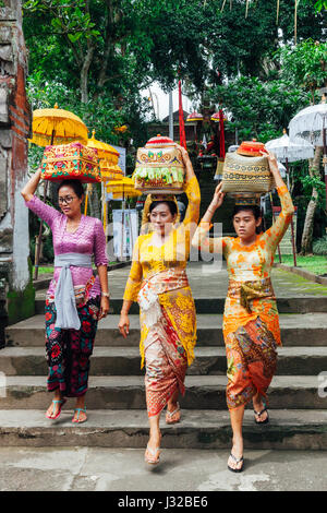 UBUD, Indonesien - 2. März: Frauen Wanderungen hinunter die Treppe während der Feier vor Nyepi (balinesische Tag der Stille) auf 2. März 2016 in Ubud, Indones Stockfoto