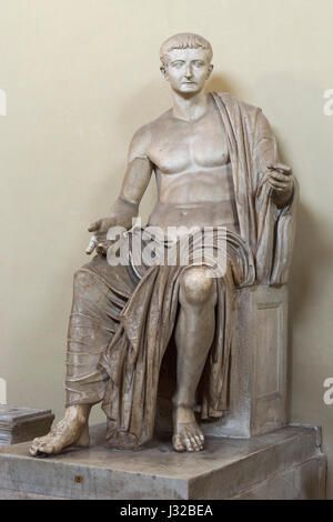 Rom. Italien. Sitzende Statue von Roman Emperor Tiberius, 1. Jahrhundert n. Chr., Museum Chiaramonti, Vatikanischen Museen. Musei Vaticani. Stockfoto