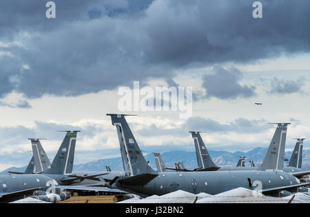 Alte US Air Force Flugzeuge in der Davis-Monthan Air Force AFB Beinhaus in der Nähe von Tucson, Arizona Stockfoto