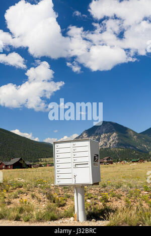 US-Postfach Container für ländliche Häuser von den Bergen von Colorado, USA Stockfoto