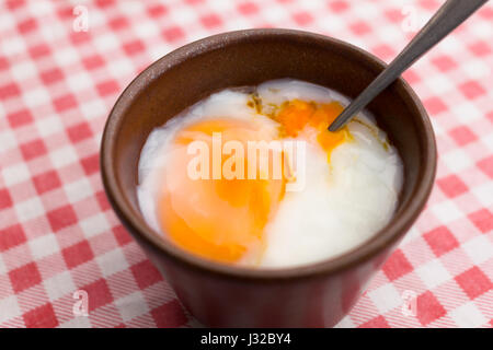 Weich gekochtes Ei in Tasse Stockfoto