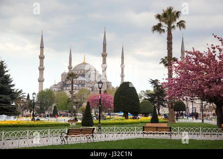 Besucher zu Fuß rund um die Hagia Sophia in Istanbul, Türkei. Stockfoto