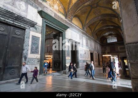 Besucher zu Fuß rund um die Hagia Sophia in Istanbul, Türkei. Stockfoto