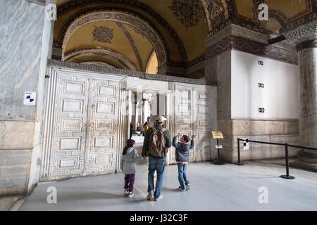 Besucher zu Fuß rund um die Hagia Sophia in Istanbul, Türkei. Stockfoto