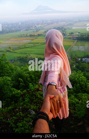 Ein Tourist auf der Suche nach Merapi Bergblick in Yogyakarta, Indonesien Stockfoto