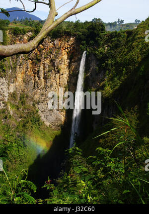 Sipiso Piso Wasserfall mit Regenbogen, Nord-Sumatra, IndonesiaONY DSC Stockfoto