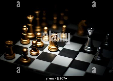 Schach-Strategiekonzept ist auf dem Schachbrett Stockfoto