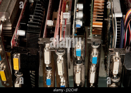 Ein Großteil der alten staubigen Computer Grafikkarten Stockfoto