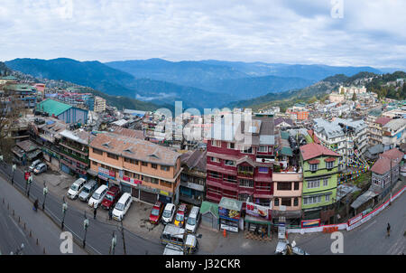 DARJEELING, Indien - 28. November 2016: Darjeeling Innenstadt voller Geschäfte, Restaurants und Herbergen Stockfoto