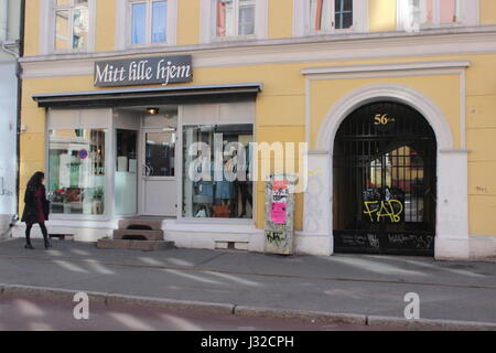 Das Leben auf der Straße in Oslo, Norwegen Mitt Lille hjem Store Stockfoto