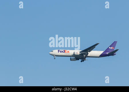 BANGKOK THAILAND - Februar 11: FedEx Fracht-Airline Flugzeug ankommen und Approadching bis zur Landung zum Savarnabhumi Flughafen am Februar 11, 2017 in bangk Stockfoto