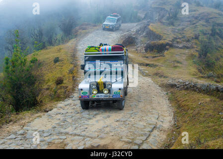 DARJEELING, Indien - 28. November 2016: zwei Jeeps besteigen eine Schotterstraße durch Singalila National Park.  Es ist der Weg zu Sankakphu und Phalut, tw Stockfoto