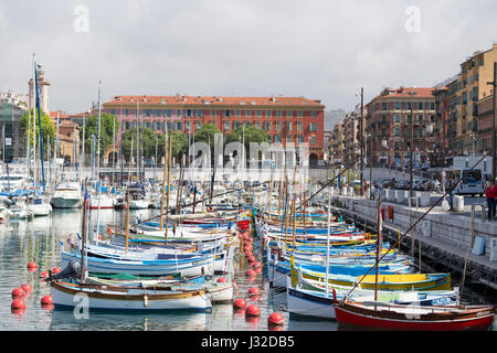 Frankreich, Nizza, bunte alte hölzerne Fischerboote im Hafen. Stockfoto