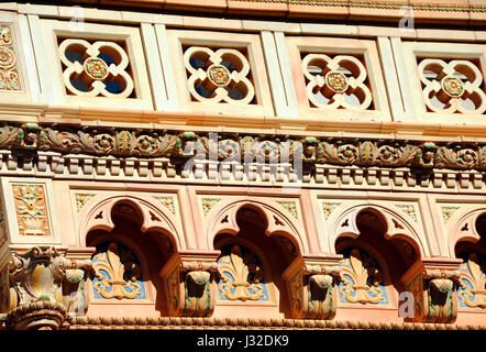 Nahaufnahme der Terrakotta-Fassade zeigt die schöne Architektur der Consolidated Gebäude in der Innenstadt, Columbia, South Carolina. Stockfoto