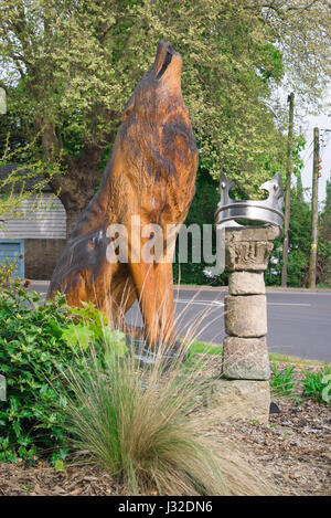 Wolf St Edmund, Holzskulptur des legendären Wolfes, der den Körper des angelsächsischen Königs Edmund, Bury St Edmunds, Suffolk, Großbritannien, lokalisiert hat Stockfoto