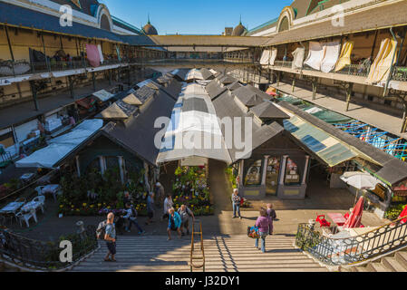 Bolhao Market Porto Portugal, Blick auf den schmiedeeisernen Mercado do Bolhao im Zentrum des Handelsviertels von Porto, Portugal. Stockfoto