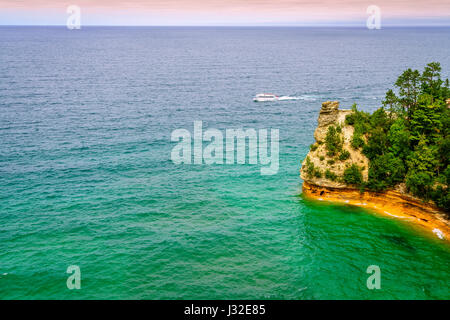 Malerische Aussicht auf Bergleute Castle-Rock-Formation in dargestellter Felsen-Staatsangehöriger Lakeshore auf obere Halbinsel, Michigan Stockfoto