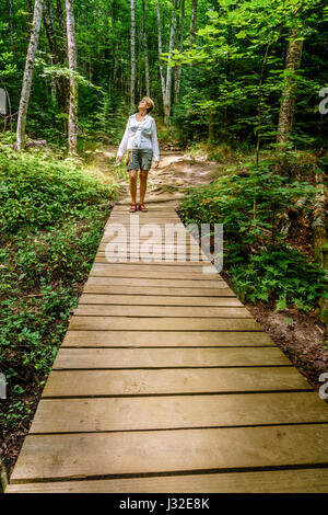 Eine Frau auf einem Pfad in Bild Rocks National Lakeshore, Michigan Stockfoto