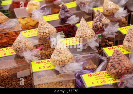 Getrockneten Früchten und Nüssen zum Verkauf auf einem Markt in Rom, Italien Stockfoto