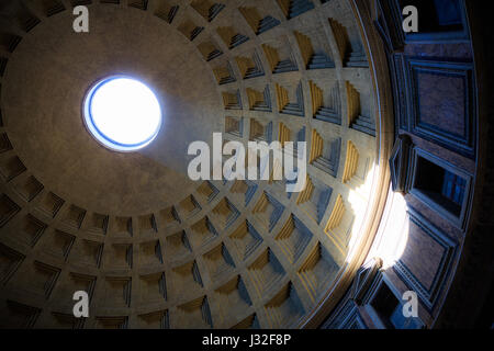 Die Kuppel des Pantheon in Rom, Italien - Innenansicht Stockfoto