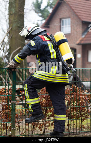 Deutscher Feuerwehrmann im Freien in Aktion und mit Sauerstoff-Flasche und Maske Stockfoto