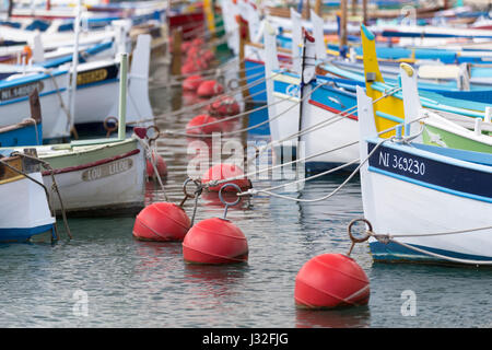 Frankreich, schöne, bunte hölzerne Fischerboote im Hafen von Nizza. Stockfoto