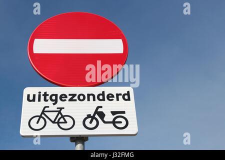 Niederländische Verkehrszeichen: kein Eintrag außer Pedal Zyklus und Mopeds Stockfoto