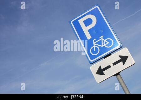 Niederländische Verkehrszeichen: Parkmöglichkeiten für Fahrräder nur Stockfoto