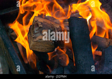 Grill mit Feuer und Flamme für den Grill Stockfoto