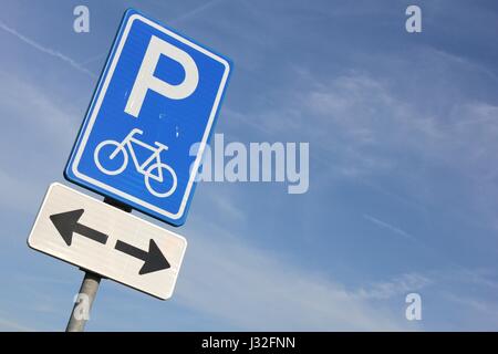 Niederländische Verkehrszeichen: Parkmöglichkeiten für Fahrräder nur Stockfoto