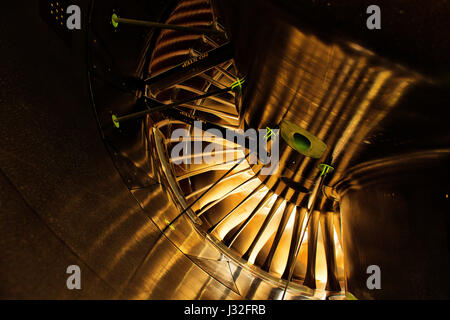 Rolls-Royce Trent XWB-Flugmotor von innen mit Reflexionen der Sonne Stockfoto