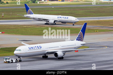 Zwei Flugzeuge, eine Boeing 767-400 und Boeing 777-200 sowohl von United Airlines am Flughafen Guarulhos, Sao Paulo Brasilien - 05.12.2015 Stockfoto