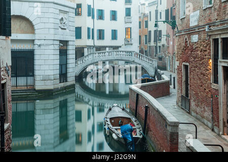 Nebligen Morgen in San Marco Viertel von Venedig. Stockfoto