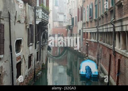 Nebligen Morgen in San Marco Viertel von Venedig. Stockfoto