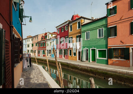Bunte Häuser auf der Insel Burano in Venedig. Stockfoto