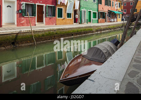 Bunte Häuser auf der Insel Burano in Venedig. Stockfoto