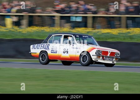 Der Triumph Dolomite Sprint von Tim Clarke und Colin Turkington Geschwindigkeit während der 75. Goodwood Members Meeting Stockfoto