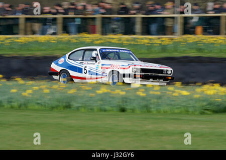 Der Ford Capri 3.0 von Mark Fowler & Emanuele Pirro mit Geschwindigkeit während der 75. Goodwood Members Meeting Stockfoto