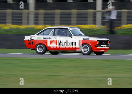 Der Ford Escort RS2000 von David Brabham & Pantelis Christoforou Geschwindigkeit während der 75. Goodwood Members Meeting Stockfoto