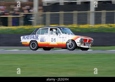 Der Triumph Dolomite Sprint von Tim Clarke und Colin Turkington Geschwindigkeit während der 75. Goodwood Members Meeting Stockfoto