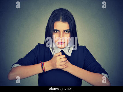 Porträt von wütenden Frau bereit zu kämpfen Stockfoto
