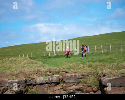 Zwei Wanderer Fuß entlang der Küste zu Küste-Strecke über St. Bees Head, Cumbria, England Stockfoto