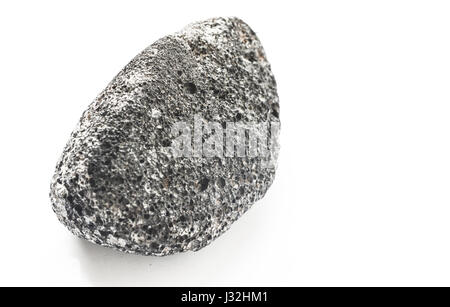 Amphibolit schwarzen Stein isoliert auf weiss Stockfoto